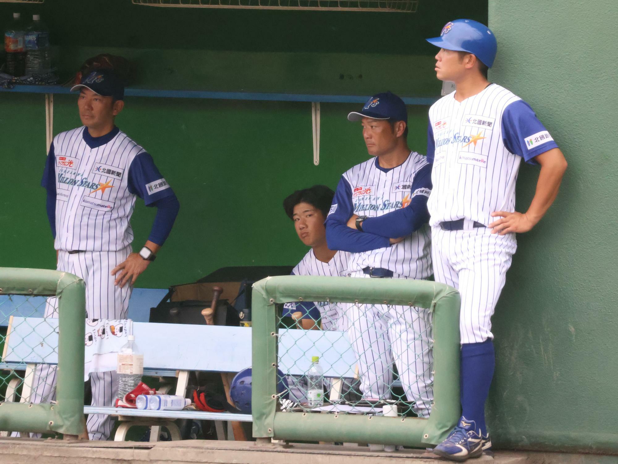 石川ミリオンスターズの首脳陣　岡﨑太一監督を中心に（左）片田敬太郎コーチ、（左）桒原凌コーチ