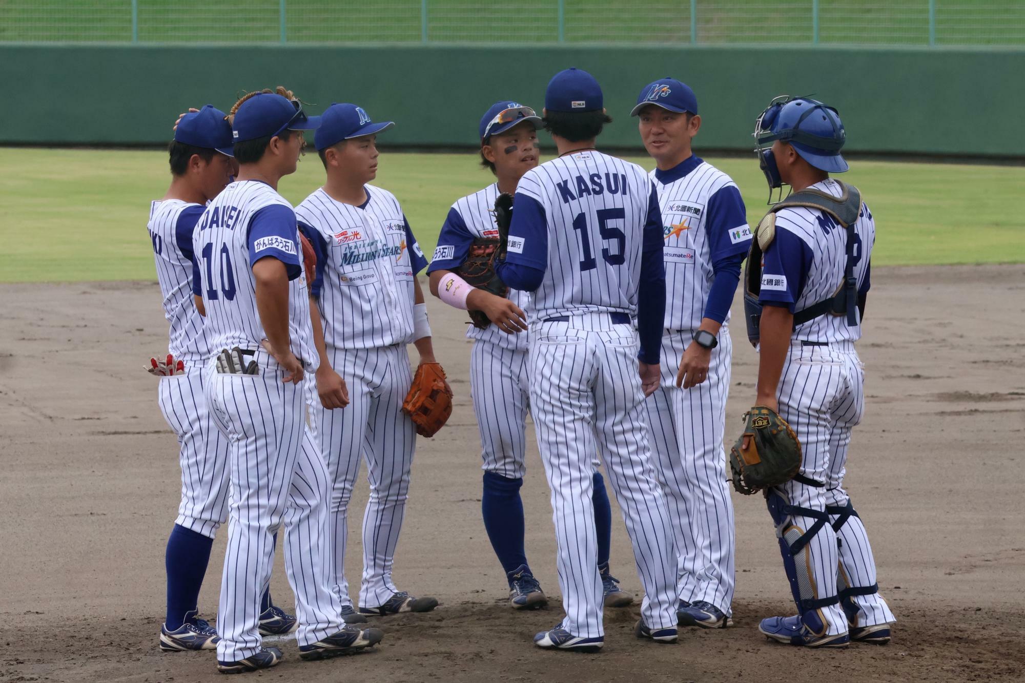 片田敬太郎コーチ（右から２番目）がマウンドに駆けつけ、内野陣が集まる