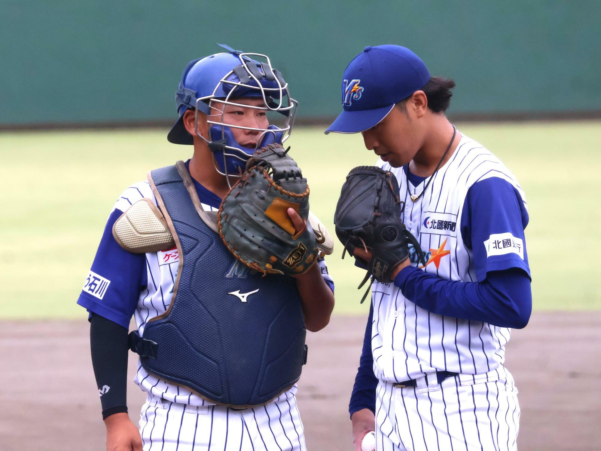 ずっとバッテリーを組んできた森本耕志郎（左）も香水晴貴から多くを学んだ