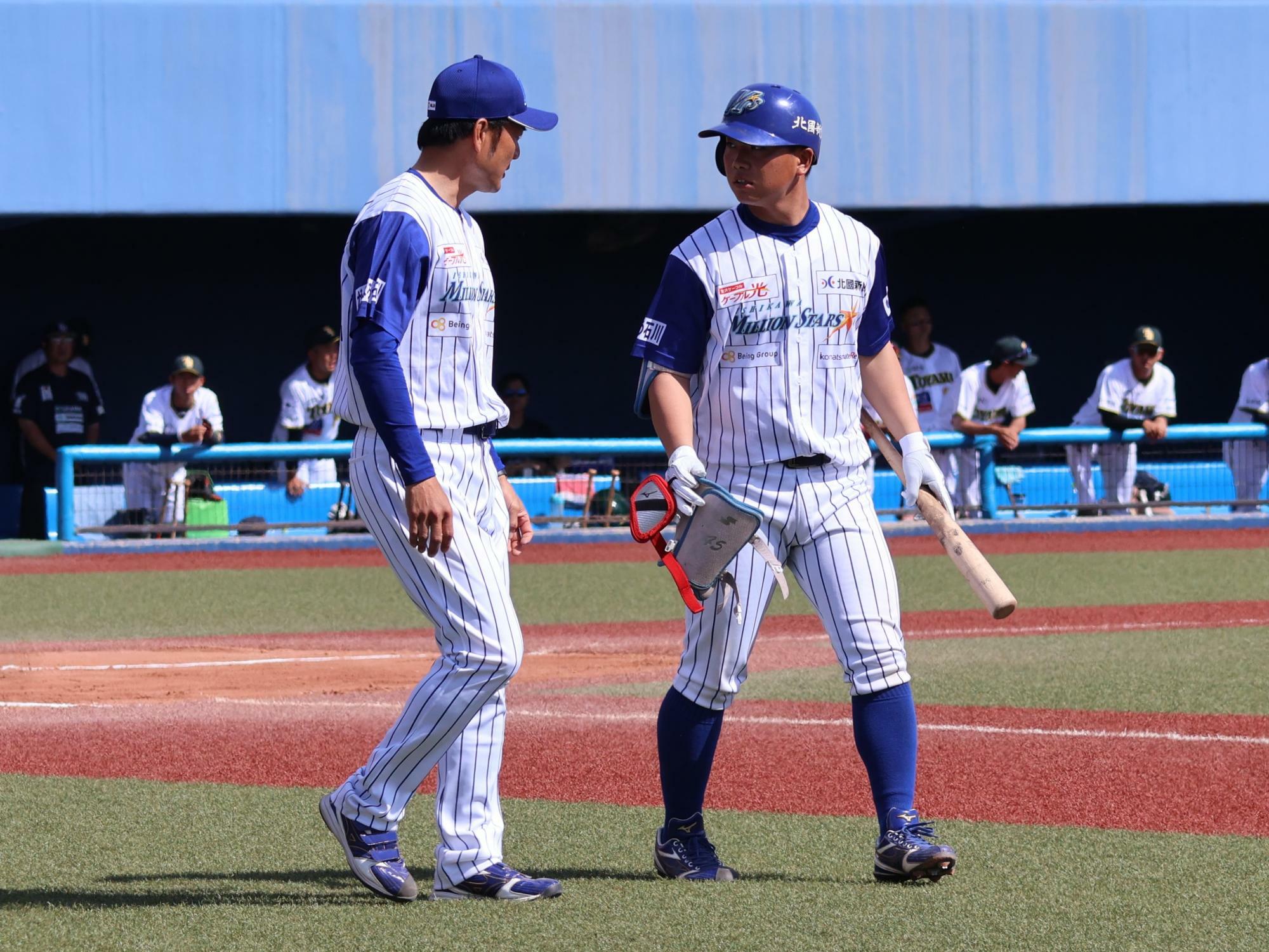 心配してベンチを飛び出した岡崎太一監督（左）