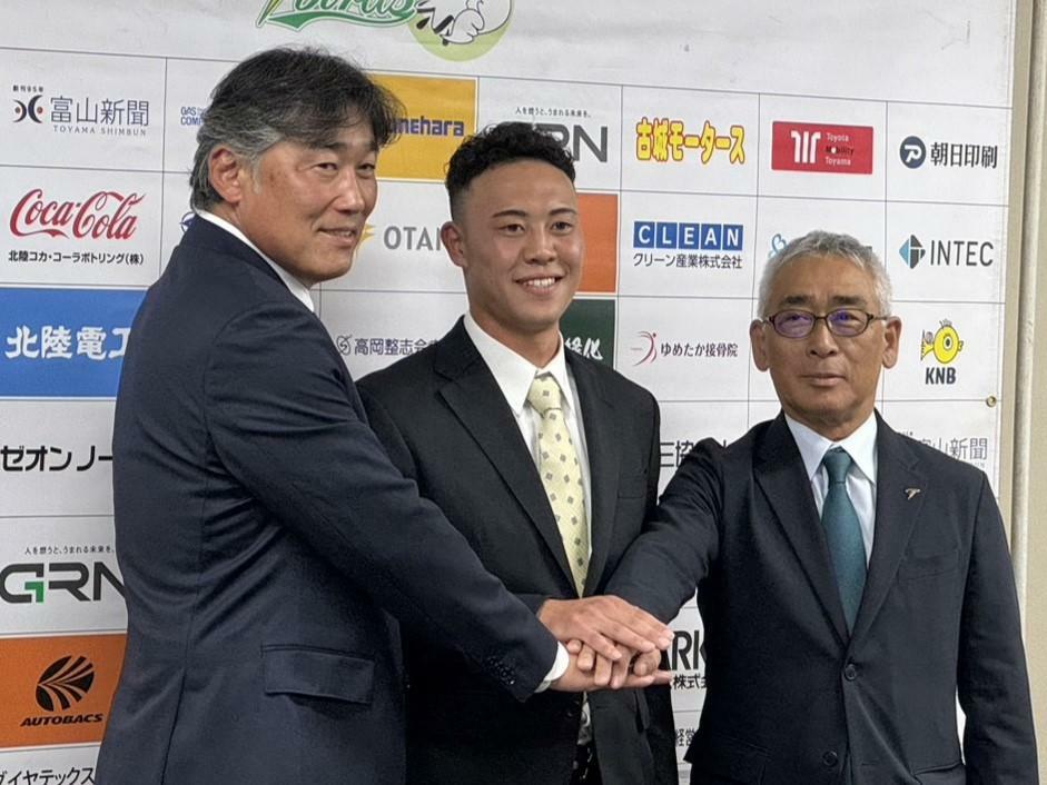 左から吉岡雄二監督、佐野大陽、永森茂社長（写真提供：富山ＧＲＮサンダーバーズ）