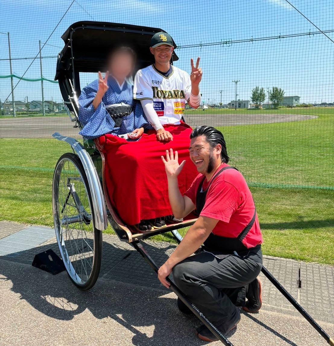 人力車の車夫姿がバッチリ決まっている寅さん（写真提供：富山ＧＲＮサンダーバーズ）