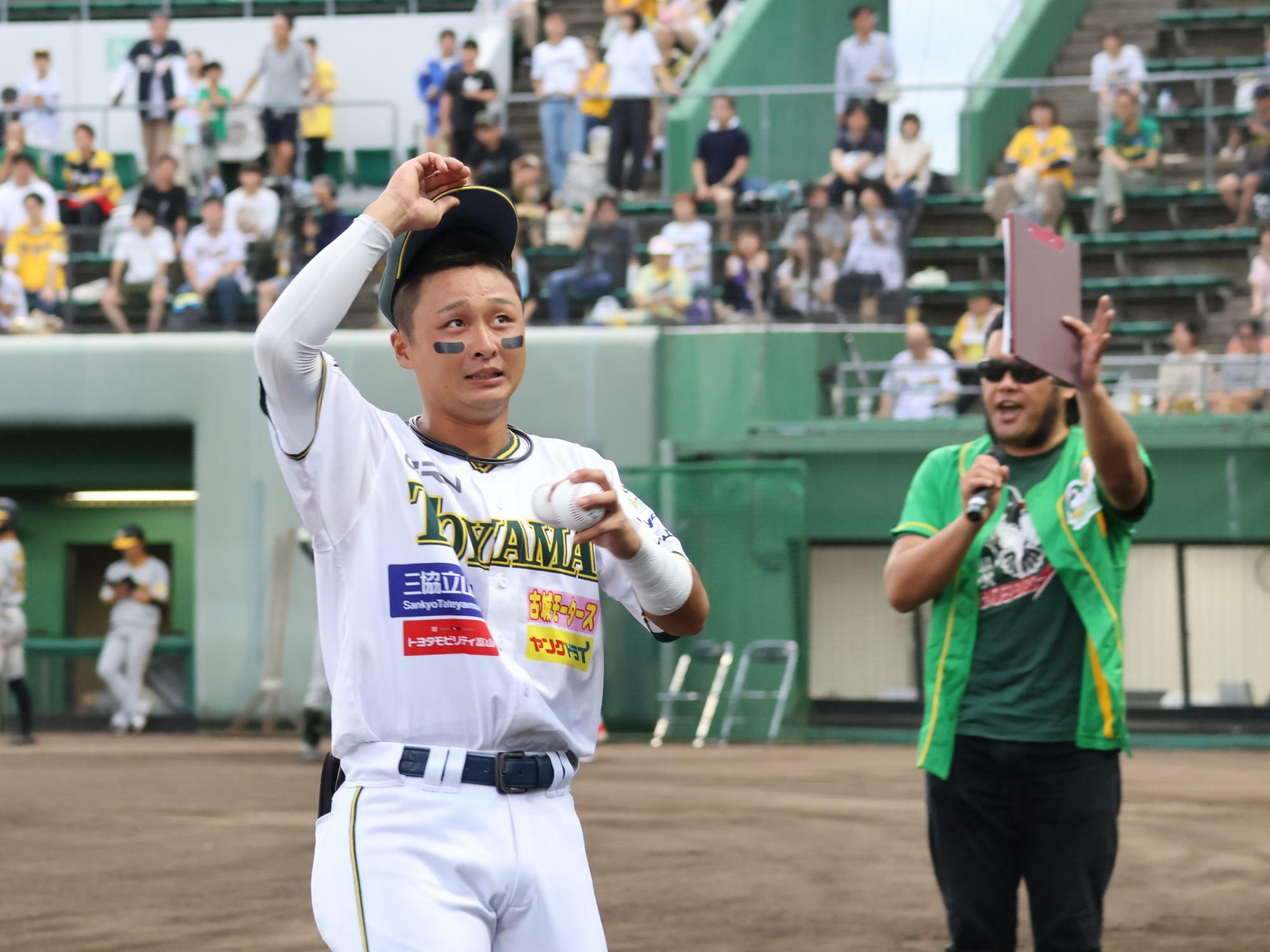 寅さんにコールされて飛び出す松重恒輝選手（撮影：筆者）