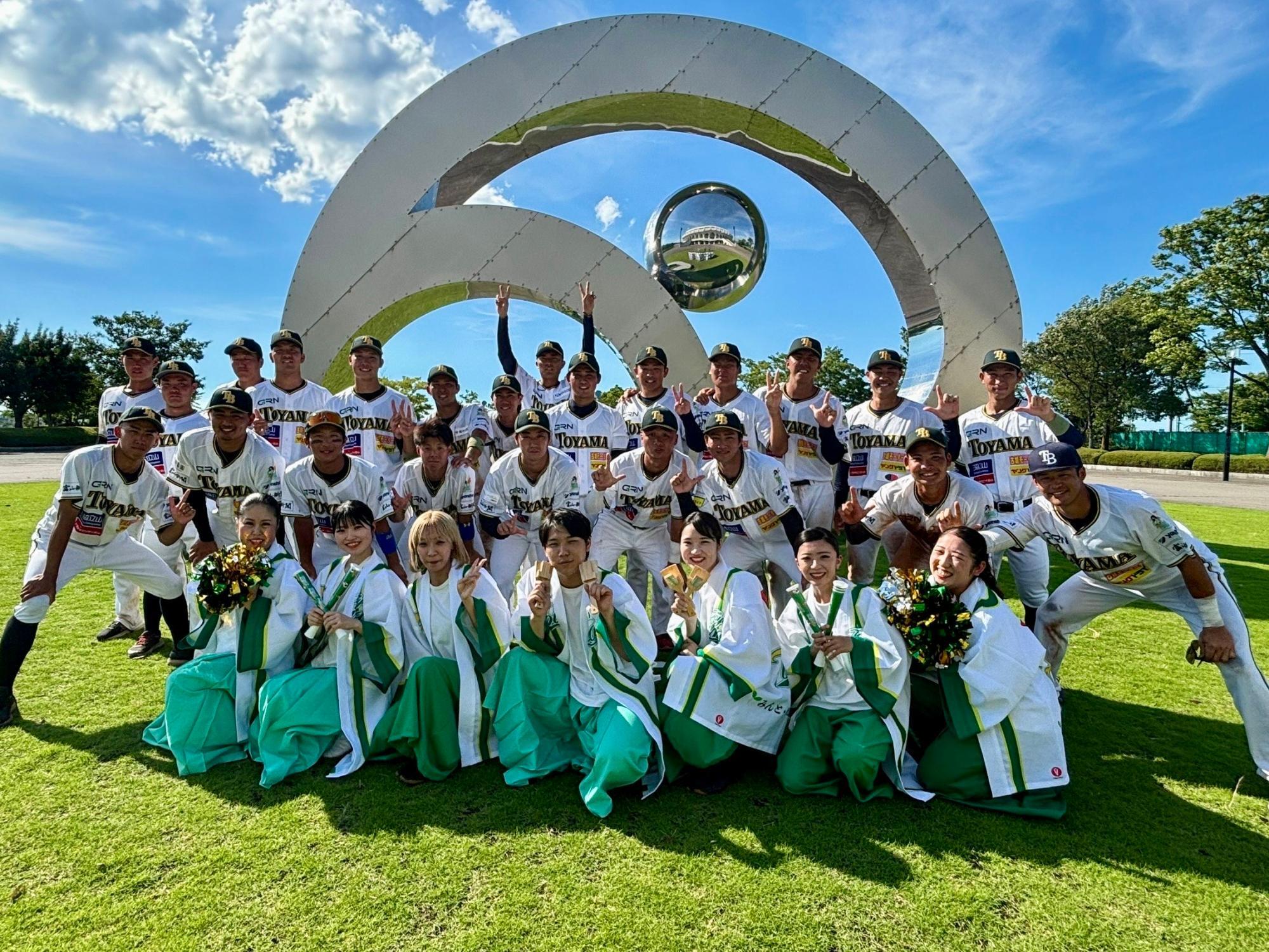 ワンチーム！富山ＧＲＮサンダーバーズの選手とみんと（写真提供：みんと代表・大嶋結衣さん）