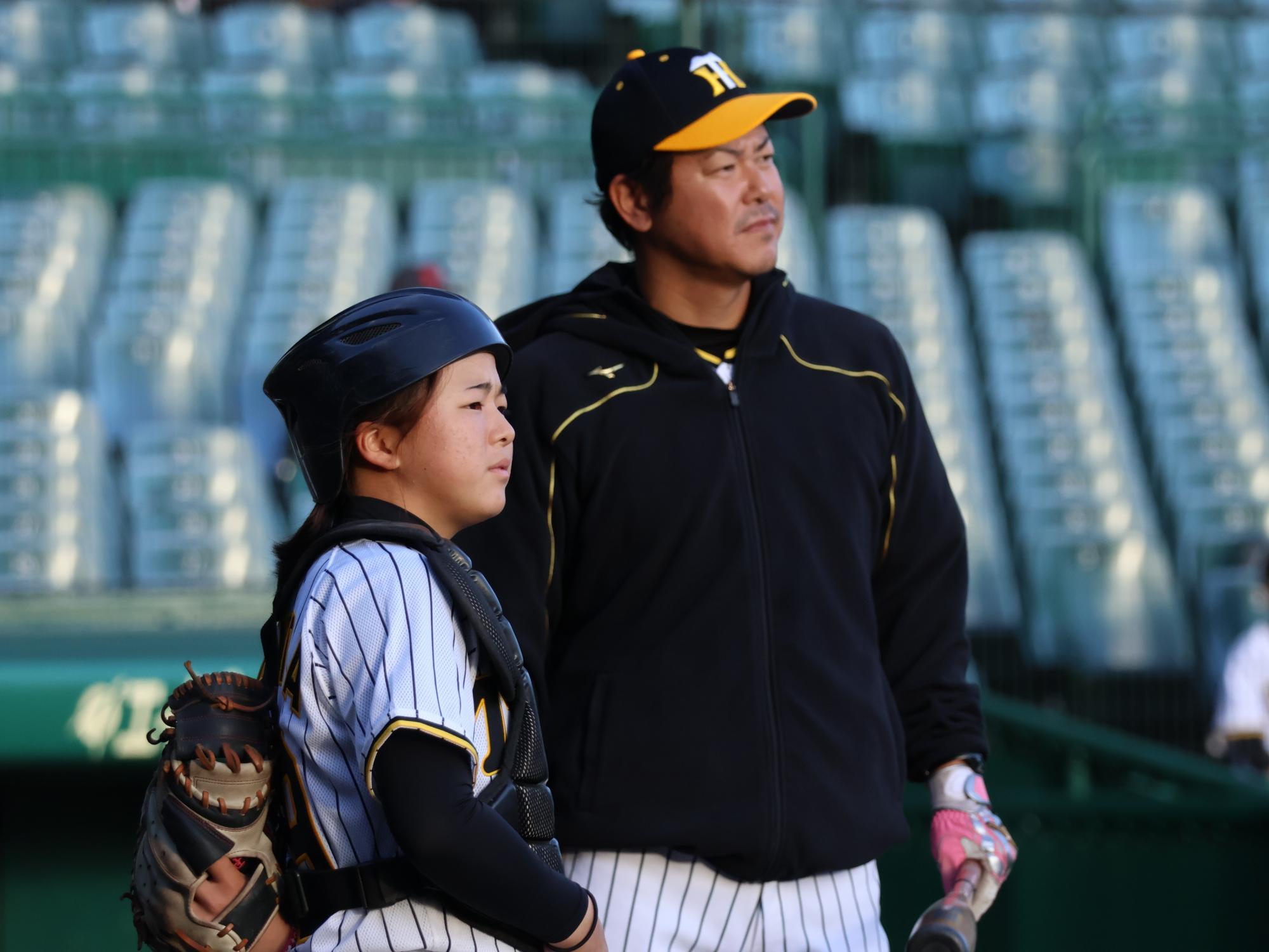 玉置隆監督（右）と神田莉湖