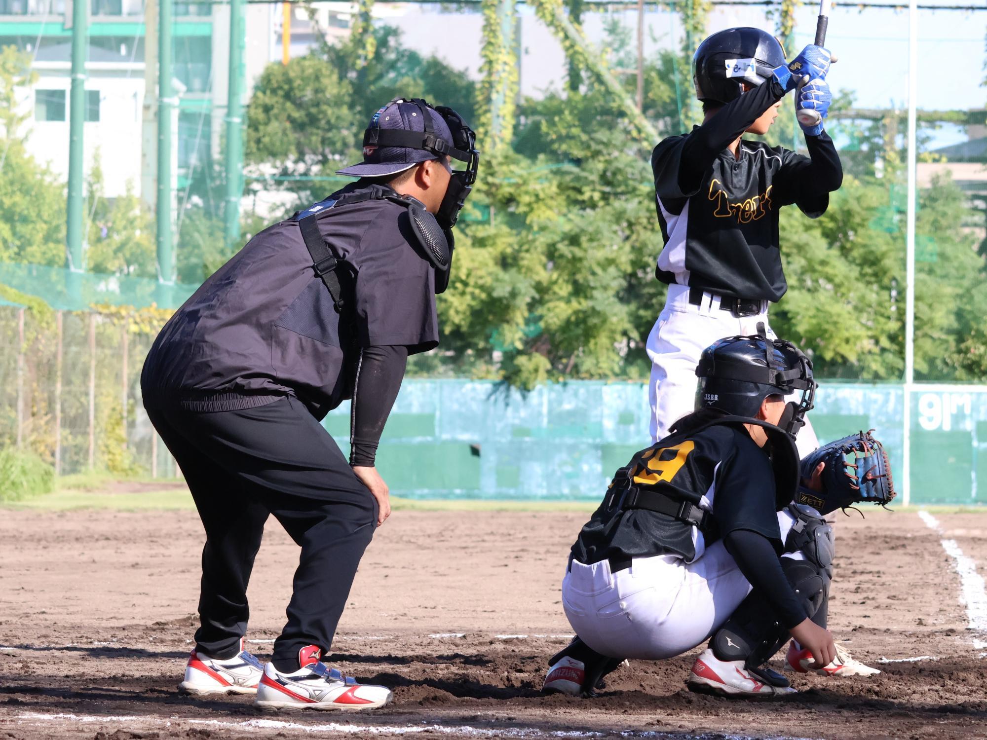 紅白戦の球審はお父さん！父娘の共演