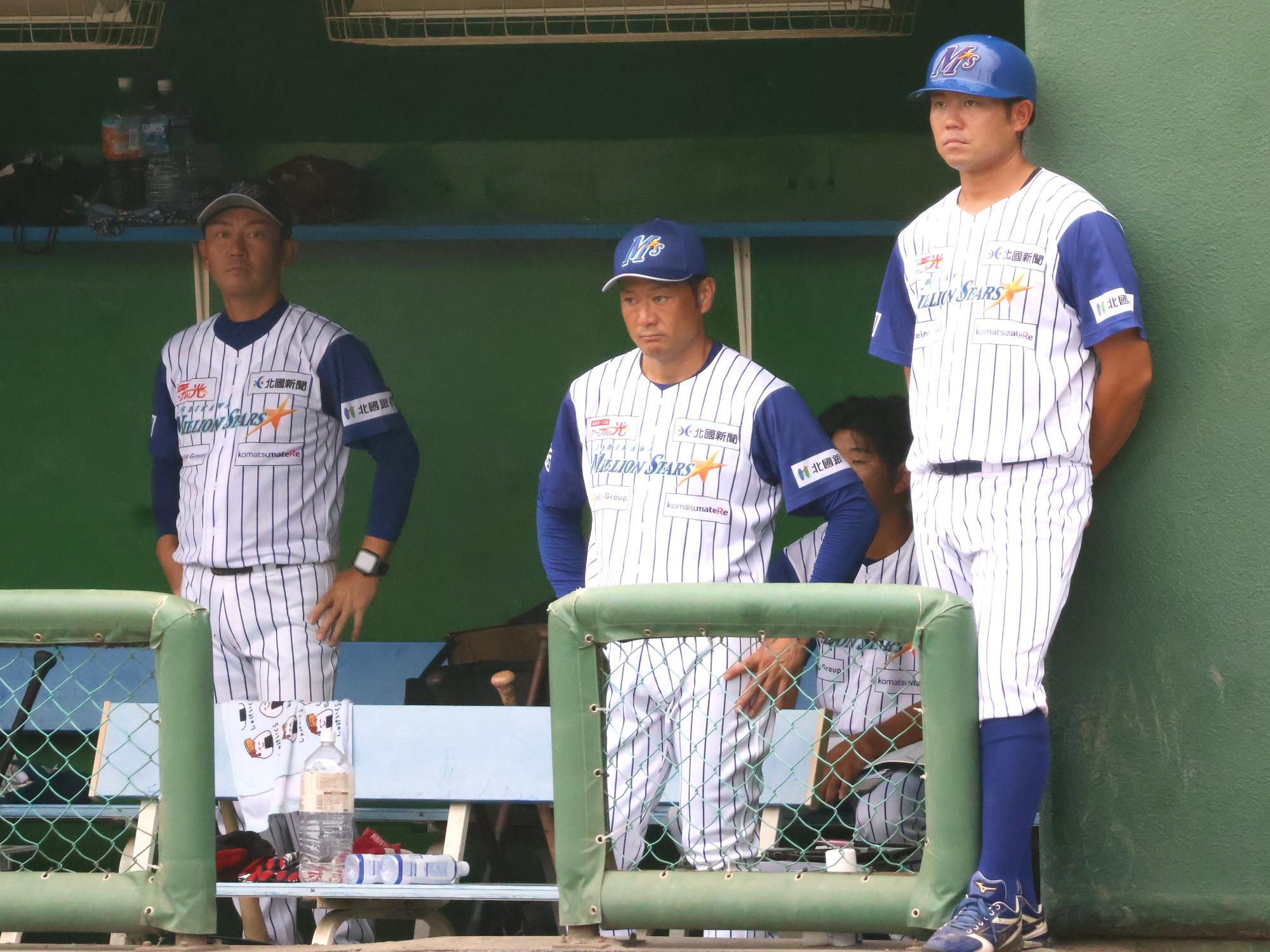 （左）片田敬太郎コーチ、（右）桒原凌コーチ