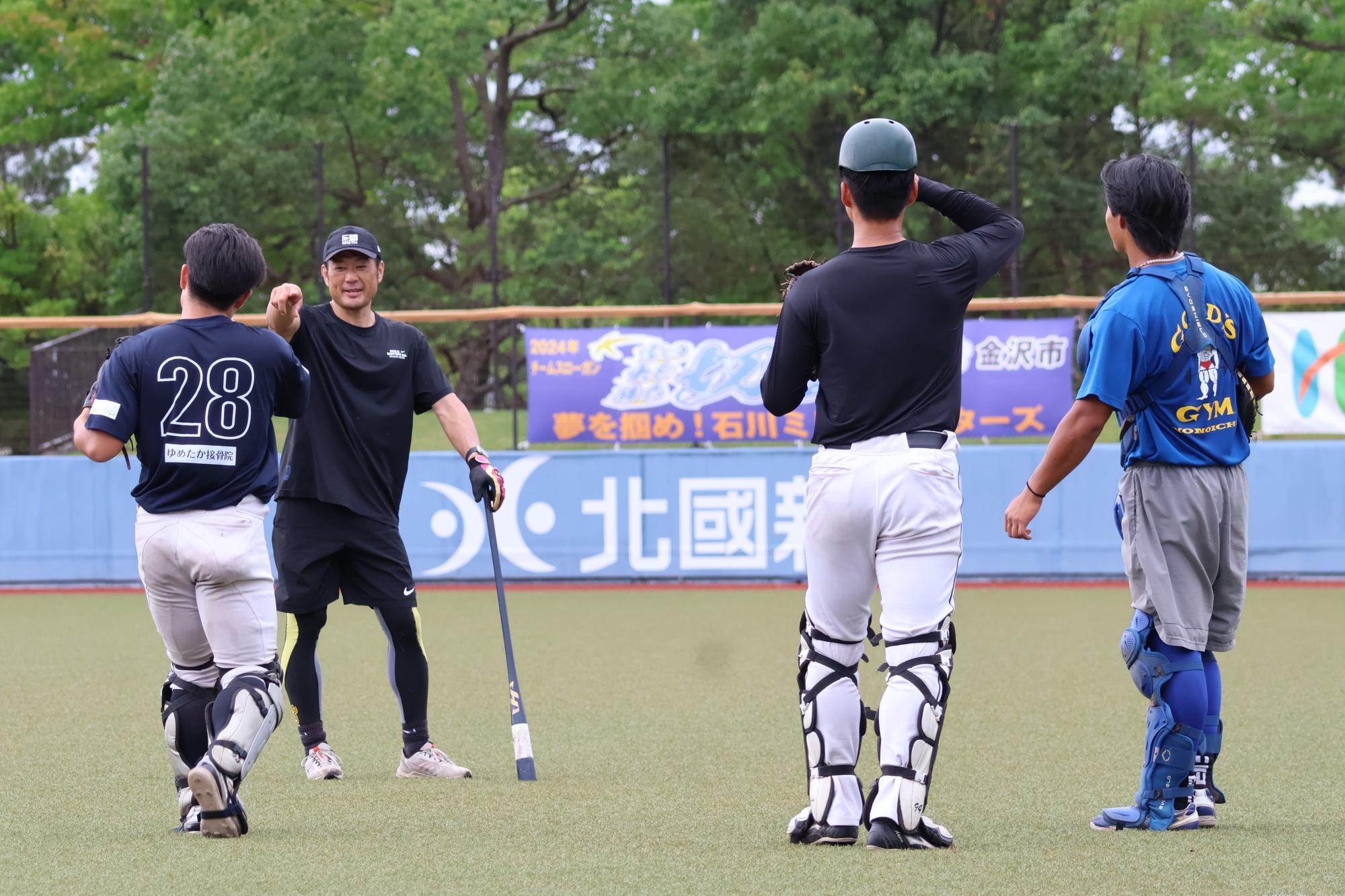 相手の富山ＧＲＮサンダーバーズの選手も一緒にキャッチャー練習