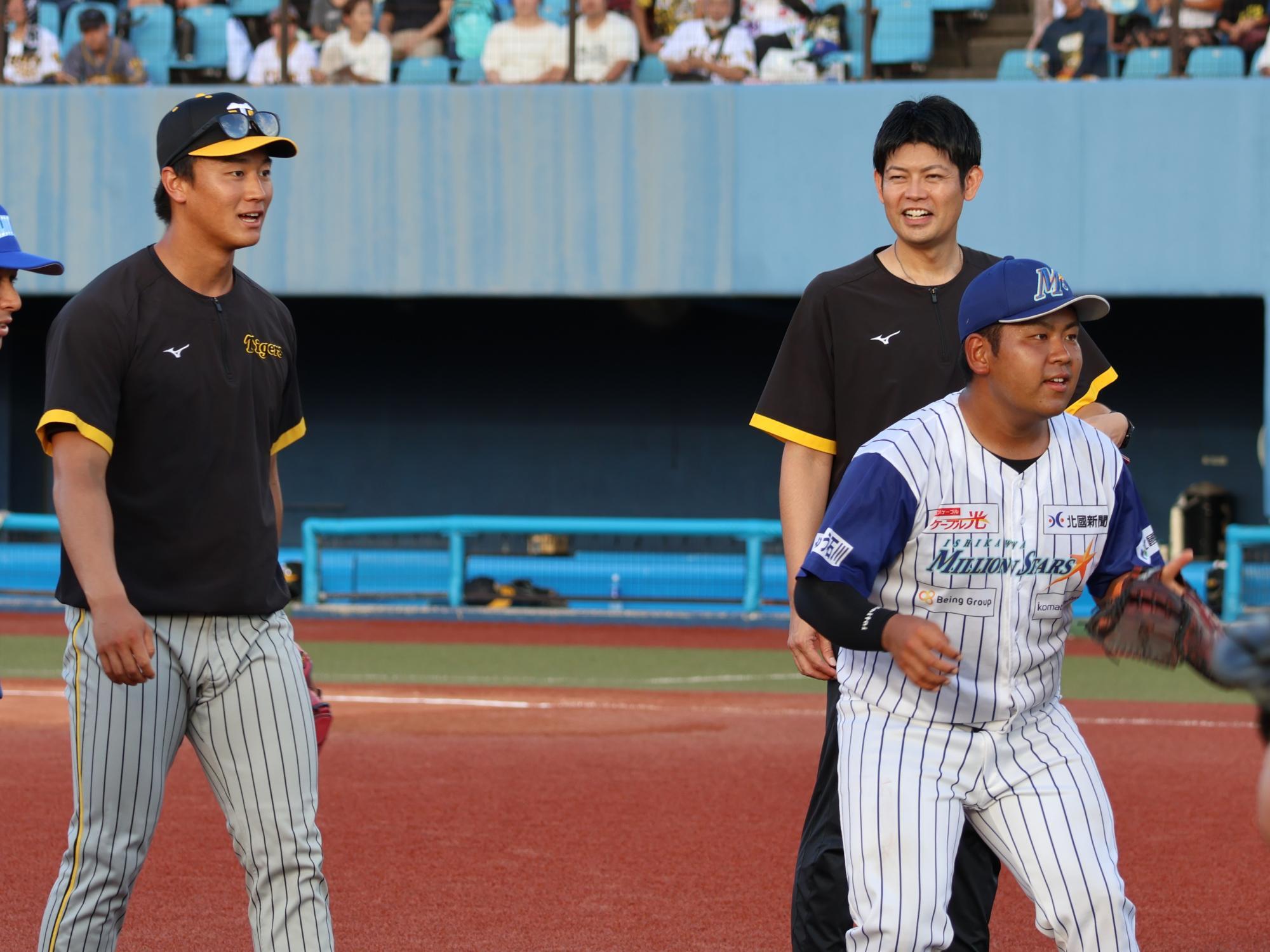 阪神タイガースとの交流試合、その試合前のイベントにて　（左から）森木大智、白仁田寛和氏、寺前湧真さん（撮影：筆者）