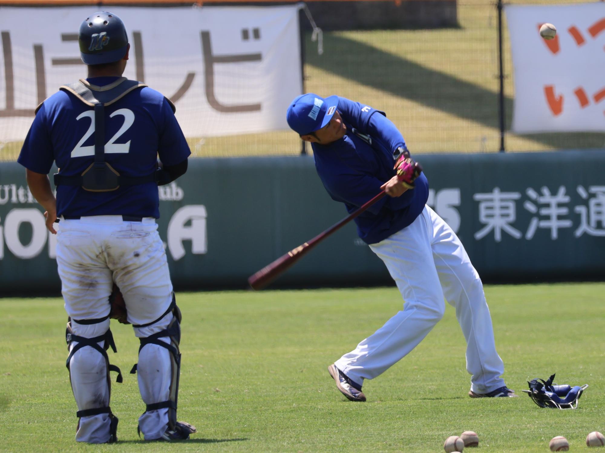 岡﨑太一監督が上げるフライを捕る（撮影：筆者）