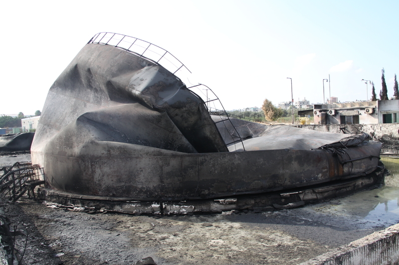 イスラエル軍に爆撃された発電所の燃料タンク（2014年8月／筆者撮影）