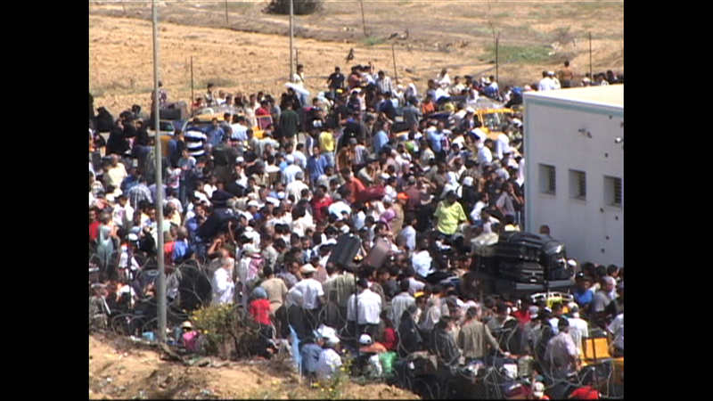 ガザを出るために国境に殺到する住民たち（2006年7月／筆者撮影）