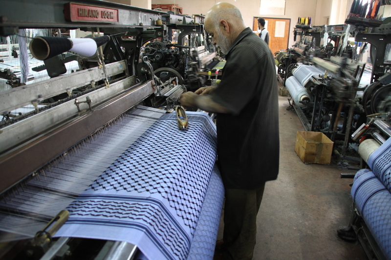 カフィーヤ（パレスチナ頭巾）の製造工場