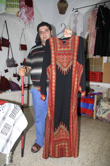 アベドの店で売られるパレスチナの民族衣装や飾り物