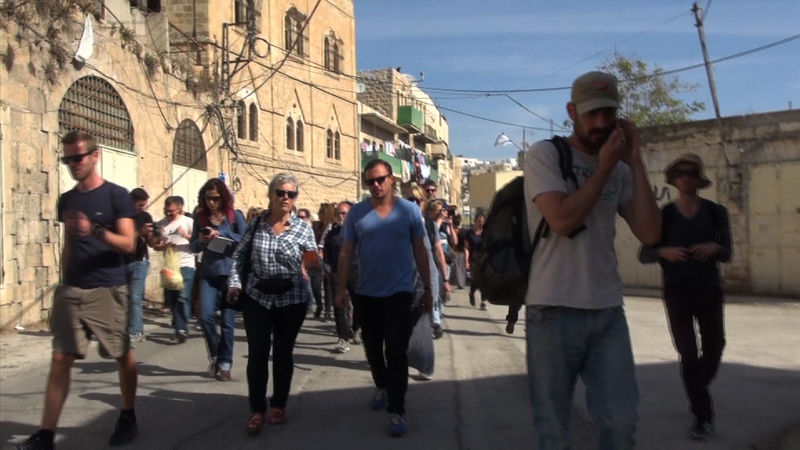 「沈黙を破る」ヘブロン・ツアーには、イスラエル内外から参加者たちが集まり、ヘブロンの実態を目の当りにする