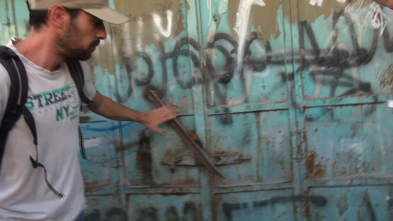 イスラエル軍によってシュハダ通りのパレスチナ人の商店は閉鎖され、入口の扉は溶接されて塞がれた。