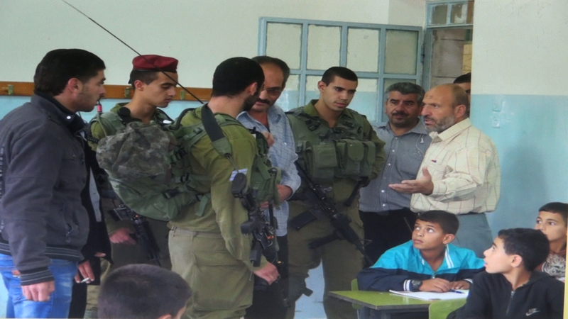 授業中に教室に侵入したイスラエル兵。（撮影：イブラヒム学校）