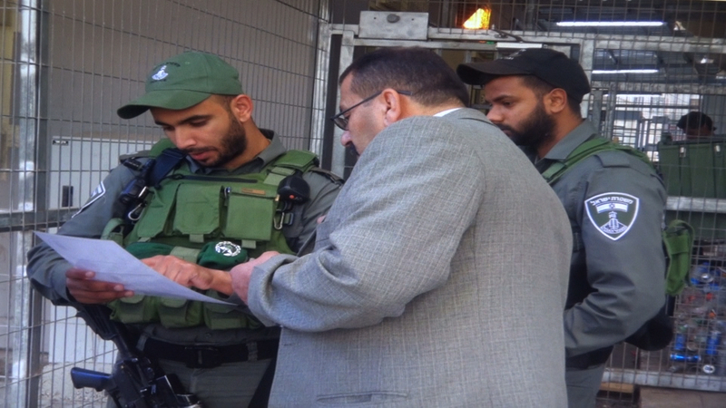 教員たちも毎日、イスラエル軍に身分証明書をチェックされる。（撮影：イブラヒム学校）