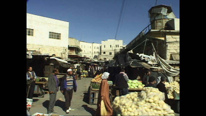 買い物客で賑わったシュハダ通りの野菜市場（2001年撮影）。