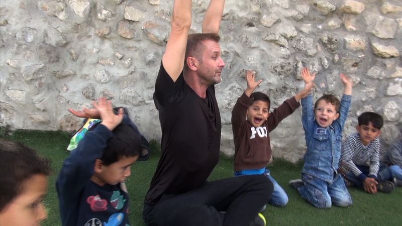 パレスチナ人の幼児たちにヨガを教えるイスラエル人ボランティア。