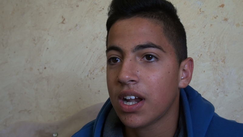 アレジの長男ワーセム(14歳)が入植者に受けた暴行を語る。