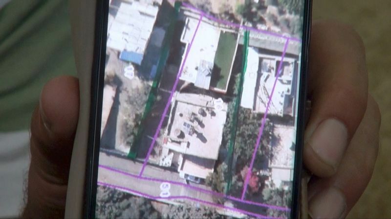 エルサレム市当局が示した境界線（ピンクの線）。隣人と同意していた実際の境界からずれている（アリの携帯写真より）