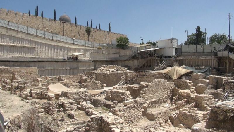 イスラム教の聖地アルアクサ・モスクのすぐ傍で、パレスチナ人住民の家を破壊した跡で、ユダヤ遺跡の発掘作業が進められている（撮影・土井敏邦）