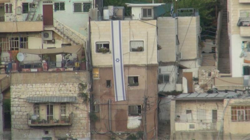 パレスチナ人の民家を没収または買収して、パレスチナ人地区の真っ只中に入植地が次々と作られていく。（撮影・土井敏邦）