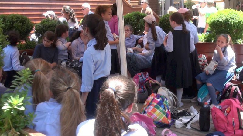 「ダビデの街」にはたくさんの小中学生たちが「ユダヤ王国」の歴史を学ぶために見学にやってくる。（撮影・土井敏邦）