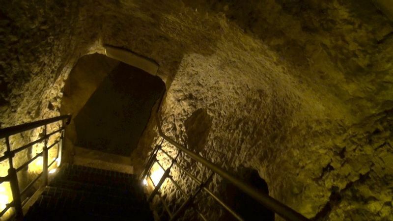 「ユダヤ遺跡」発掘のためのトンネルは地下20～30メートルほどの深さ。（撮影・土井敏邦）
