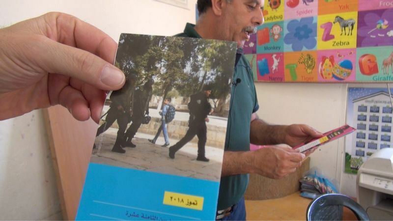 「マダア」はパンフレットで若者や子どもに、イスラエル兵や警察との接し方を教えている。（撮影・土井敏邦）