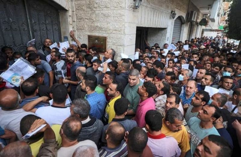 イスラエルでの仕事を求め殺到する住民(撮影・ガザ住民)