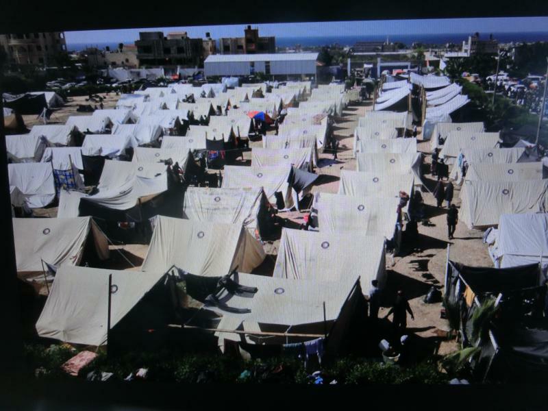ハンユニス市の避難民テント群（撮影・ガザ住民）