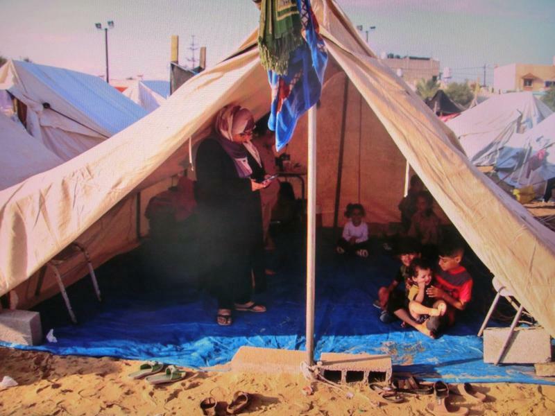 先の見えないテント生活が避難民を精神的にさらに追い込む（撮影・ガザ住民）