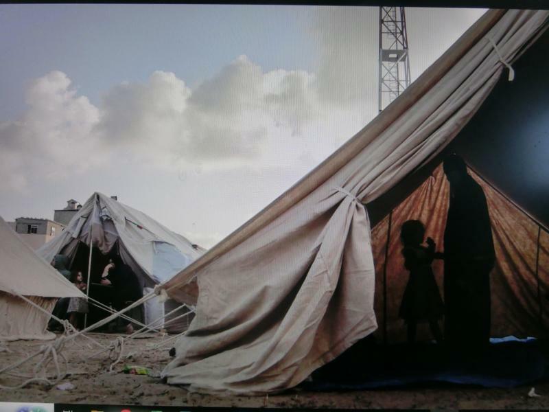 寒い冬になっても、防寒服も毛布もないテント暮らしを100万人を超える避難民たちは強いられている。（撮影・ガザ住民）