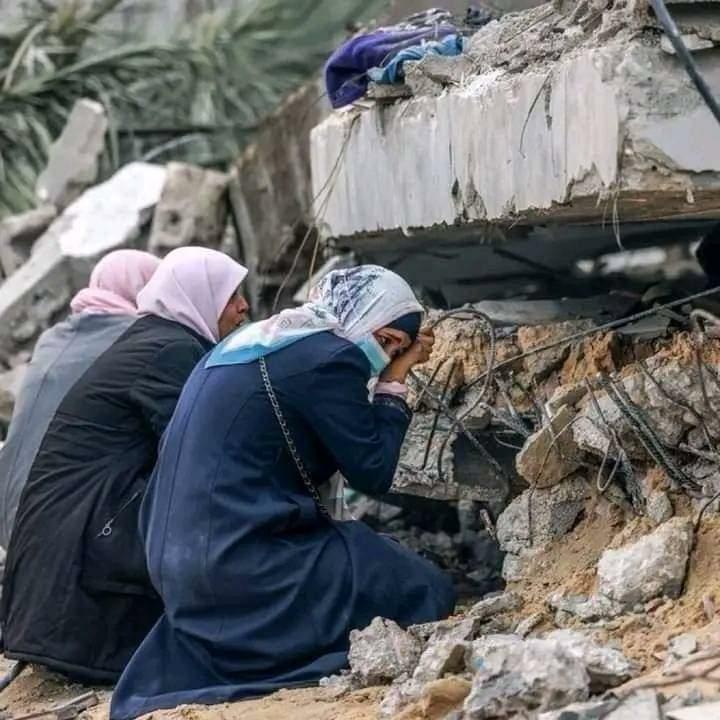 家族は瓦礫の下（撮影：ガザ市民）