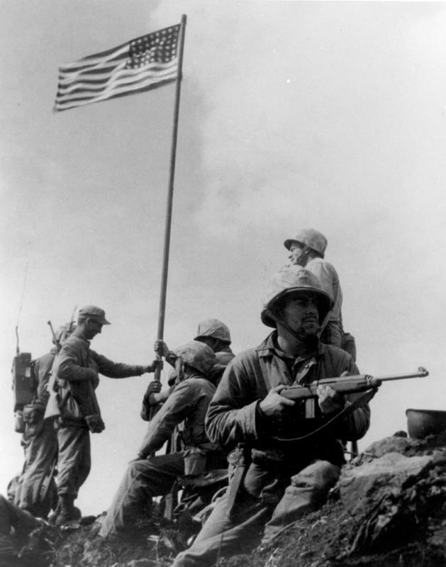 第二次大戦の激戦地、硫黄島に最初の星条旗を立てる海兵隊員