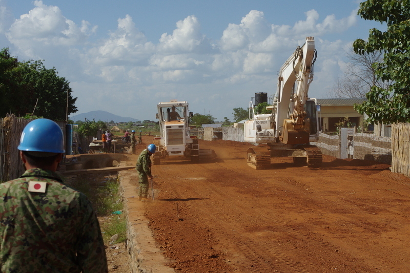 南スーダンで道路整備を行う自衛隊（防衛省サイトより）