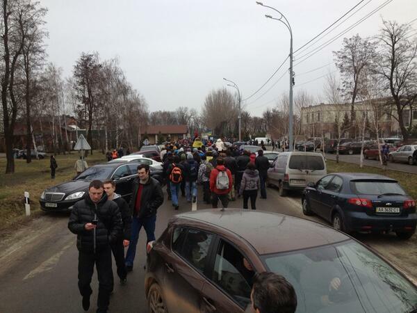 大統領私邸へと向かう群衆（@Euromaidan PRより）