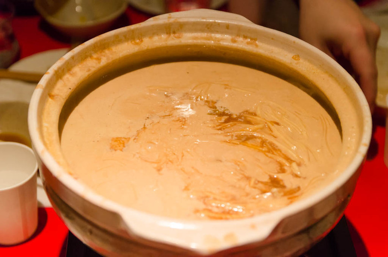 鍋のシメは、クマエキスたっぷりの汁にたっぷりチーズとうどんを投入