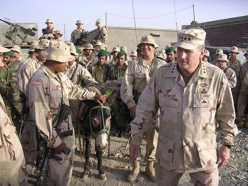 アフガニスタンの前線基地を視察するシューメーカー陸軍参謀総長（右）とロバ（中央）