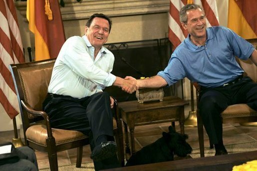 握手するシュレーダー独首相（当時、左）とブッシュ米大統領（当時、右）