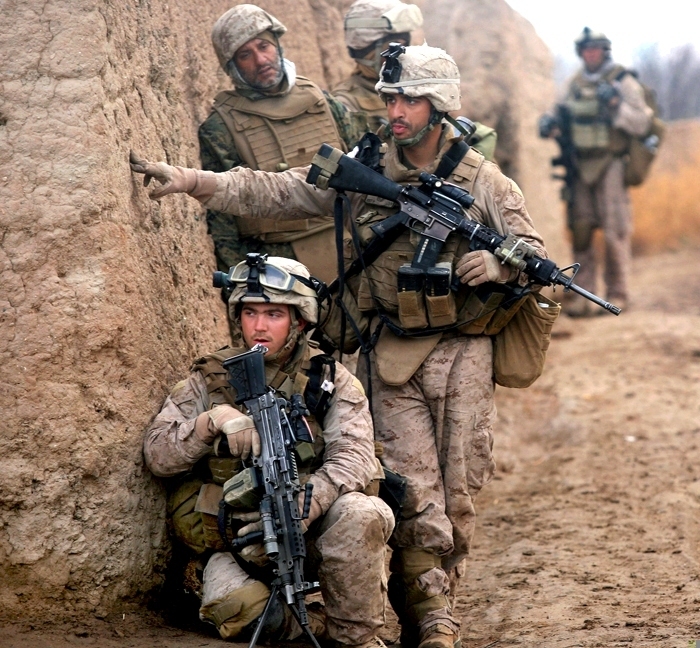 イラク人治安部隊員と協同作戦にあたる米海兵隊員