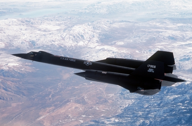 ジョンソン時代のスカンク・ワークスの代表作、SR-71超音速偵察機（米空軍撮影）