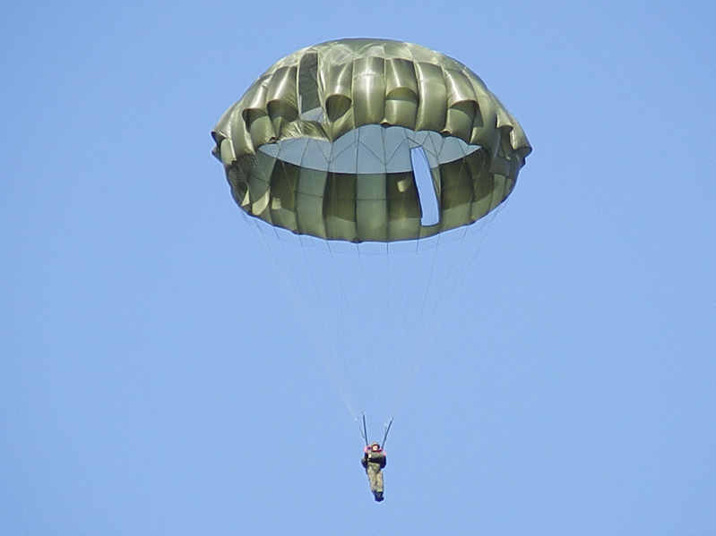 13式空挺傘での降下を披露する隊員