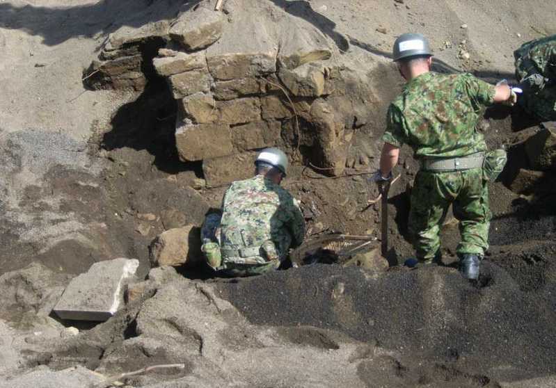 硫黄島で戦没者の遺骨収集を支援する自衛官（防衛省資料より）