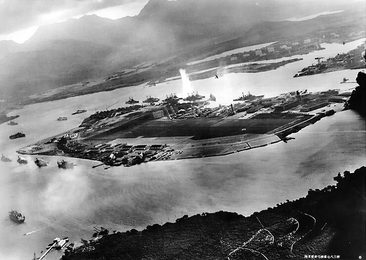 真珠湾攻撃で日本海軍機の攻撃を受ける米戦艦（ウィキメディア・コモンズ）