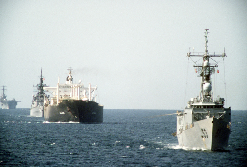 ペルシャ湾でタンカーを護衛する米海軍艦艇（Wikimediaコモンズより）
