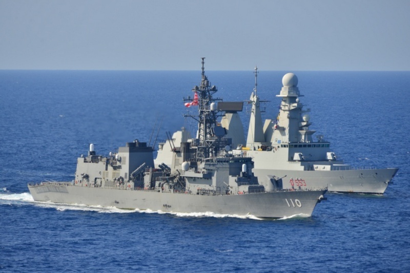 アデン湾でEU艦艇と訓練を行う海上自衛隊護衛艦（統合幕僚監部サイトより）