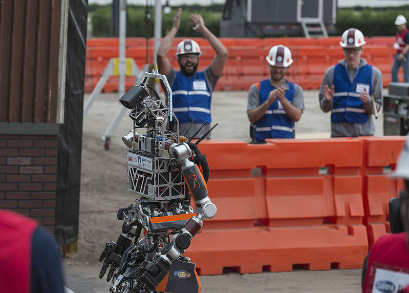 災害救助ロボットを競う、DARPA主催競技会の様子。日本からも5チーム参加